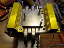 Power resistors mounted on a heatsink